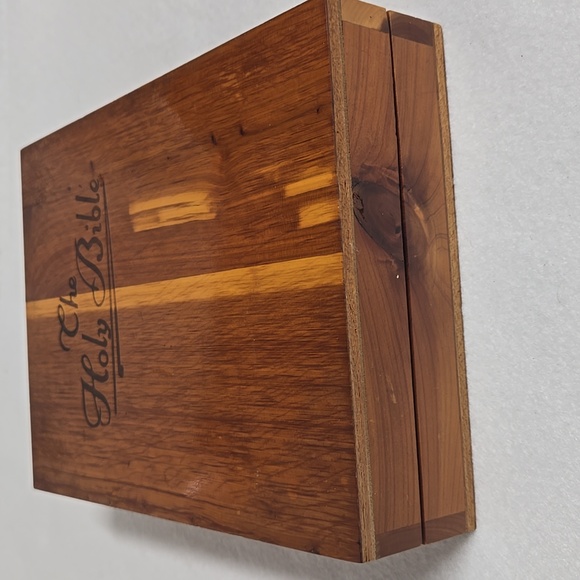 Vintage Cedar Box Holy Bible Case Jesus Picture Deepest Sympathy Gift Memorial - Picture 9 of 17